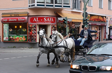 Pferdekutsche vor Falafelrestaurant in der Sonnenallee in Berlin-Neukölln