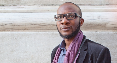 Teju Cole, Afroamerikaner mit Brille, Bart und Schal zum Sakko