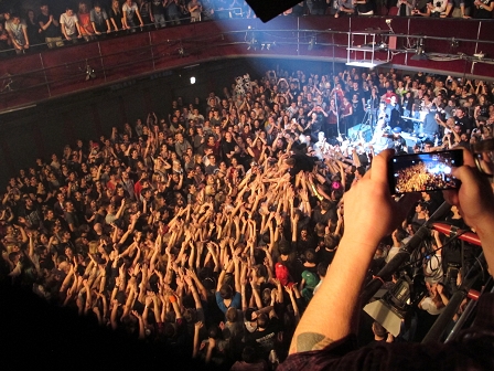 Das Publikum ist bereit, um den Sänger von Kraftklub beim Stagediving aufzufangen und weiter zu tragen