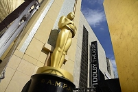  A large Oscar statuette at the entrance to the courtyard of the Dolby Theatre.