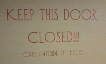 Türschild "Keep This Door Closed! Cats Outside The Dojo"