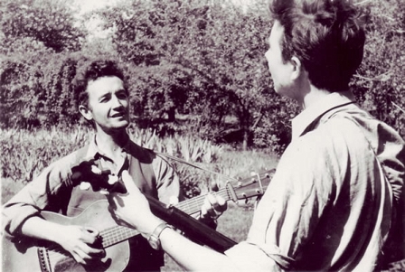 Woody Guthrie, seine Martin und Pete Seeger