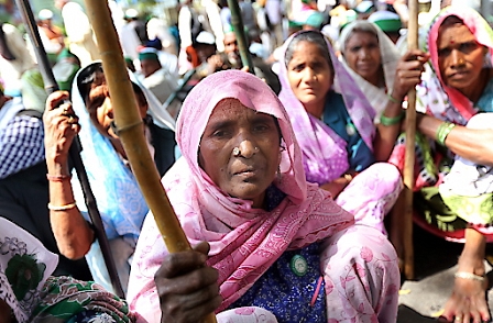 Auch gestern: Bäuerinnen protestieren in New Delhi gegen die geplante Gesetzesänderung zur Enteignung von Landbesitzern.