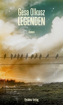 Das Cover zu "Legenden" von Gesa Olkusz zeigt eine Landschaft und in der Ferne ein Feuer und einen aufgewühlten Himmel