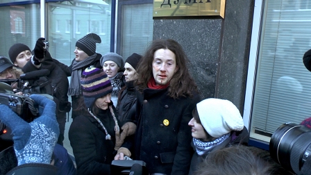 Filmstill aus "Olya's Love": Junge Menschen protestieren in Moskau für Schwulenrechte und einer davon ist verletzt