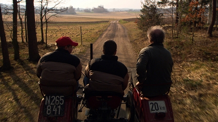 Deri Männer auf einem Traktor, Filmstill aus "Über die Jahre" von Nikolaus Geyrhalter