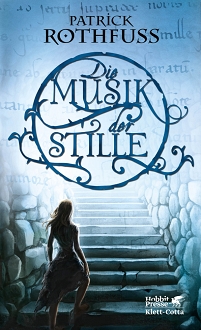 Cover von "Die Musik der Stille" von Patrick Rothfuss: Eine Frau in einem wehenden, etwas zerfetzten Kleid geht eine Steintreppe hoch.