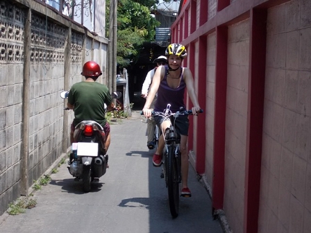 narrow alleyway in Bangkok