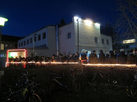 Am Platz vor dem Volxhaus in Klagenfurt bildet sich eine lange Warteschlange und eine Traube wartender Menschen vor dem FM4 Überraschungskonzert mit Wanda