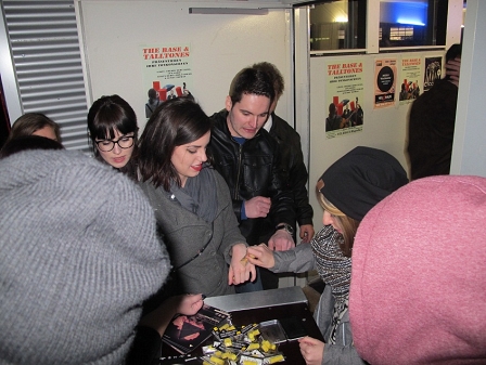 BesucherInnen des FM4 Überraschungskonzerts mit Wanda beim Einlass in Klagenfurt im VolXhaus