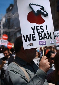 Türkischer Demonstrant, der ein Schild hält, auf dem steht: "Yes! We ban!".