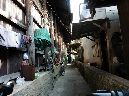 Down the alleyway in Klong Tuey