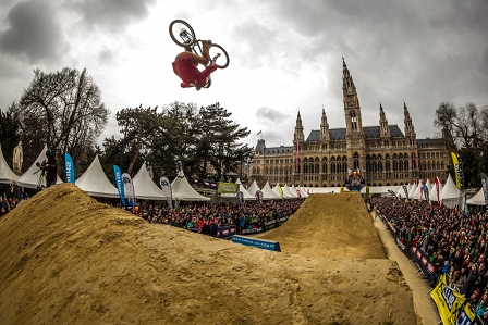 Mountainbiker macht einen Backflip vor dem Wiener Rathaus