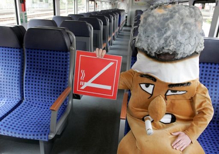 Rauchverbotmaskottchen in einem Zug