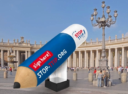 Aufblasbarer Riesenbleistift mit der Aufschrift "Stop TTIP sign here"