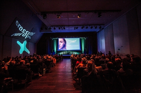 Eröffnung des Filmfestivals Crossing Europe: Publikum im Saal und das Sujet des Festivals auf der Leinwand