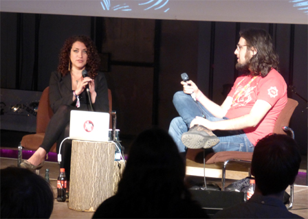 Leigh Alexander und Rami Ismail im Gespräch auf der Bühne