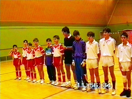 Kinderfußballmannschaft in einer Turnhalle. Filmstill aus "Flotel Europa"