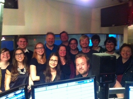 Sehr viele Menschen in einem Radiostudio.