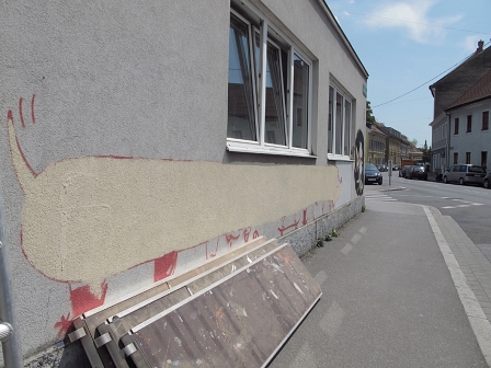 Ein Graffito an der Außenfassade des Lendhauses zeigt einen langen Dackel