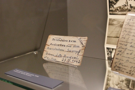 Feldpostkarte aus Russland in einem Ausstellungsschaukasten