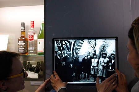 Das historische Foto der Feier von 1965 wird in eine Ausstellungswand eingepasst