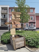 Wegweiser aus Holz an Straßenrand