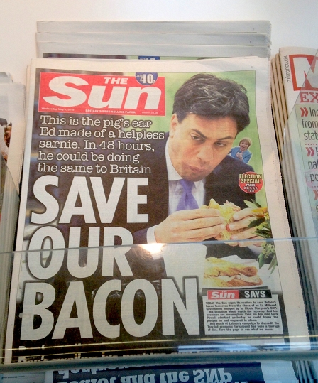 Titelblatt The Sun: Save Our Bacon, Miliband isst Sandwich.