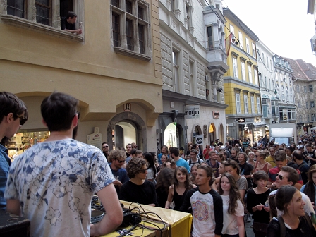 DJs legen auf, unterwegs auf einem Kleinlaster durch die Grazer Sporgasse, gefolgt von tanzenden PassantInnen. "Parade für ein Recht auf Clubkultur"