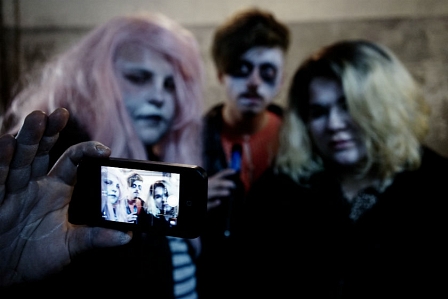 Theaterstück Noise - Zombieartige Figuren machen ein Selfie