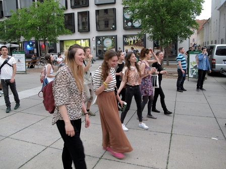 Parade für ein Recht auf Clubkultur: Teilnehmerinnen kommen tanzend am Endpunkt der Parade, dem Grazer Karmeliterplatz, an