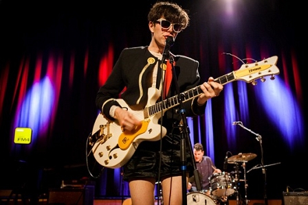 Ezra Furman mit Gitarre