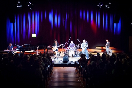 Ezra Furman und Band in einer Totalansicht.