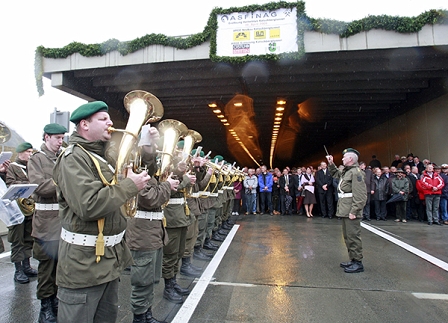 Militärmusik vor Straßentunnel