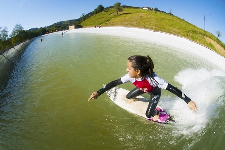 © wavegarden.com Mädchen surft Welle im Wavegarden