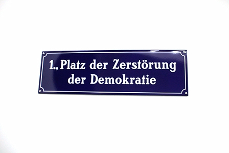 Schild "Platz der Zerstörung der Demokratie"