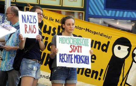 Gegendemo zu den Identitären: Frauen mit Schildern "Menschenrechte statt rechte Menschen"