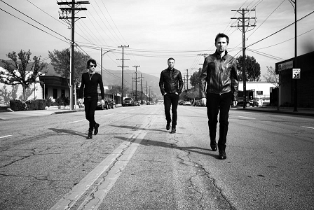 muse drei männer am gehsteig