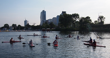 Kanupolo Team auf der Alten Donau vor der Wiener Skyline