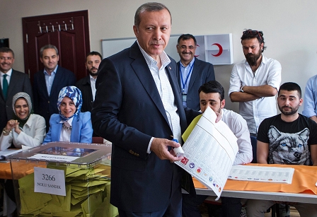 © APA/EPA/TOLGA BOZOGLU Erdogan beim Wählen