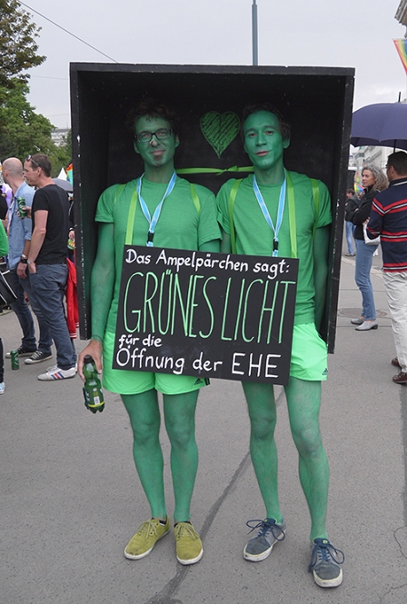 Zwei Männer als Ampelpärchen