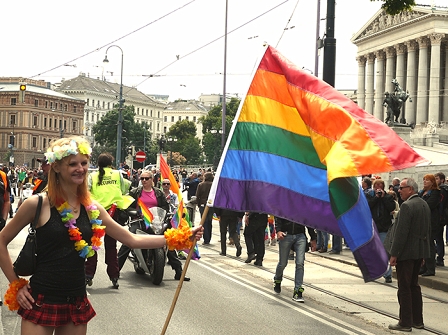 Regenbogenflagge vor dem Parlament