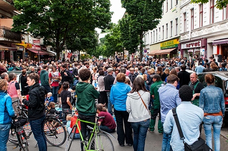 Protestierende vor dem Bizim Bakkal