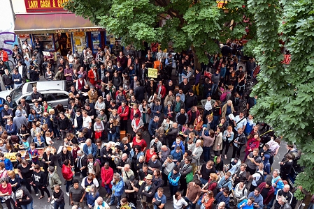 protestierende auf der straße vor dem Bizim Bakkal