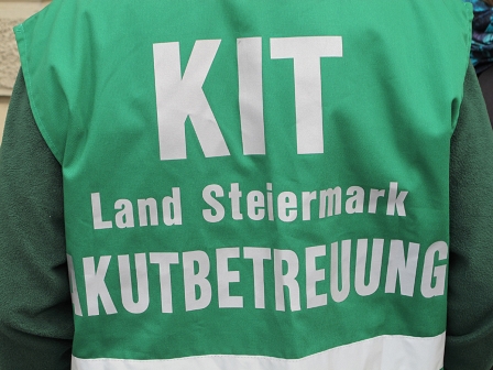 Jacke eines ehrenamtlichen Mitarbeiters mit der Aufschrift "Akutbetreuung"