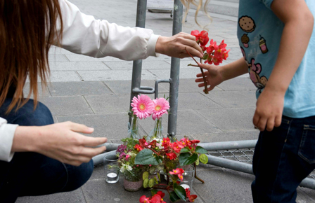 Menschen legen Blumen nieder in Graz