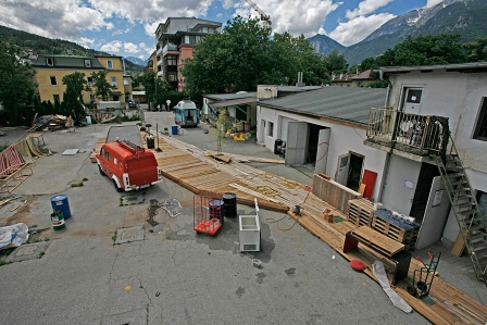 Ein Spritzenwagen vor einer Bühne