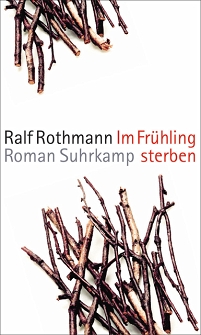 Buchcover von "Im Frühling sterben" von Ralf Rothmann. An der oberen und unteren Seite sieht man kleine, dünne Zweige.