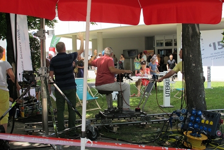 Im Garten des Landesstudio Klagenfurt Kärnten moderiert Zita Bereuter, um sie Kamerateams. Zita Bereuter im Gespräch mit Autor Wawerzinek