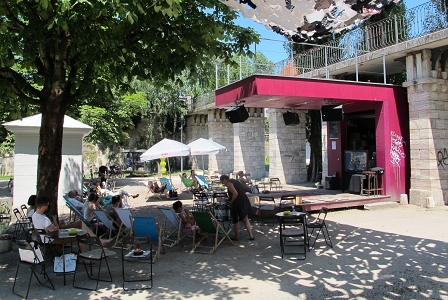 Public Viewing im Lendhafen: ZuschauerInnen des Bachmannpreis-Wettlesens in Liegestühlen